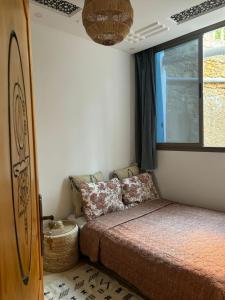 Garden view double room في أغادير: غرفة نوم صغيرة بها سرير ونافذة