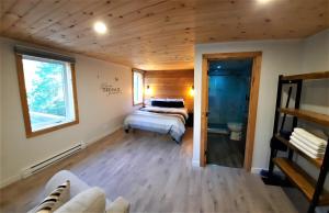 Ένα ή περισσότερα κρεβάτια σε δωμάτιο στο La Bienveillance #202 - Nature Loft with Office