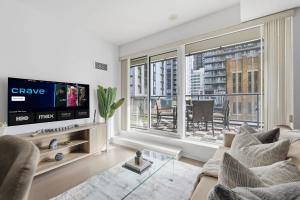 Et tv og/eller underholdning på Trendy Downtown Condo w Massive Stylish Patio