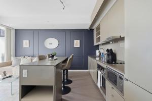 Køkken eller tekøkken på Trendy Downtown Condo w Massive Stylish Patio