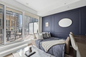 En eller flere senge i et værelse på Trendy Downtown Condo w Massive Stylish Patio + 18 billeder