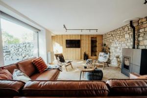 TV a/nebo společenská místnost v ubytování Les Landes de Bruyères