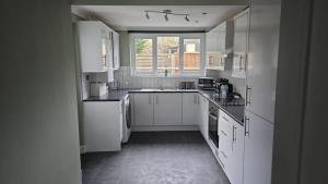 Η κουζίνα ή μικρή κουζίνα στο Wherstead House +15 φωτογραφίες