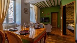 TV a/nebo společenská místnost v ubytování Le Moulin de l'O-L'Orle Nature formule 4 personnes