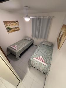 ein kleines Zimmer mit zwei Betten und einem Fenster in der Unterkunft Appartement à 200 de la mer in Caucaia + 12 Fotos