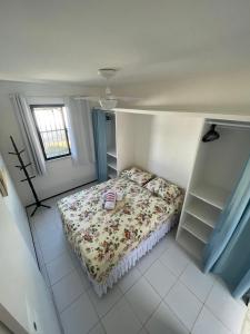 ein kleines Schlafzimmer mit einem Bett in der Ecke in der Unterkunft Appartement à 200 de la mer in Caucaia