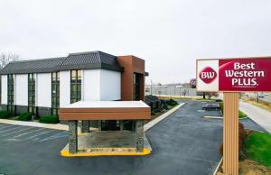 un miglior cartello occidentale più cartello di fronte a un edificio di Best Western Plus Indianapolis North at Pyramids a Indianapolis