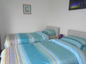 two beds sitting next to each other in a room at Fonn Na Mara in Campbeltown