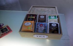 een houten doos gevuld met verschillende soorten voedsel bij The View Loft in Monte Compatri +3 foto's