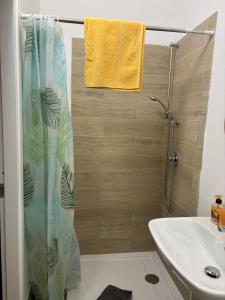ein Badezimmer mit Duschvorhang und Waschbecken in der Unterkunft L edera Gigante in Civezzano + 4 Fotos