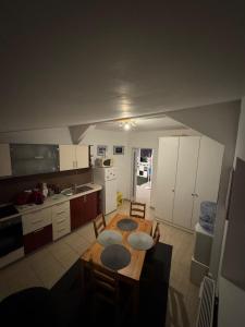 una piccola cucina con tavolo e sedie di Bucharest Residence a Bucarest