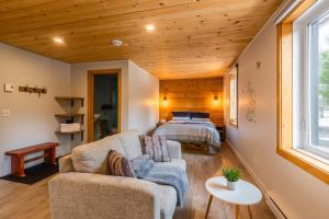 Sainte-Lucie-de-DoncasterL'Harmonie #203 - Cozy loft with boats的带床和沙发的客厅