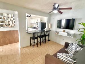 un salon avec un canapé et une cuisine avec un bar dans l'établissement Departamento Olas, à Tuxtla Gutiérrez