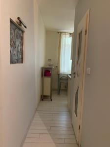 un corridoio con porta e tavolo in una stanza di Cazare a Craiova