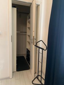 una cabina armadio con una porta a vetri e uno sgabello di Cazare a Craiova