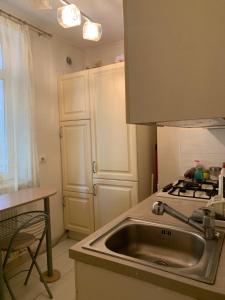 una cucina con lavello e fornello di Cazare a Craiova