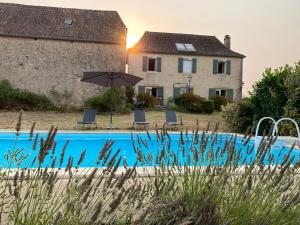 Bazén v ubytování Gîte la Tanière classé 3 étoiles avec terrasse et piscine nebo v jeho okolí