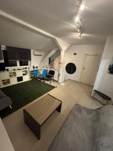 un ampio soggiorno con un divano e un tavolo di Bucharest Residence a Bucarest Altre 8 foto