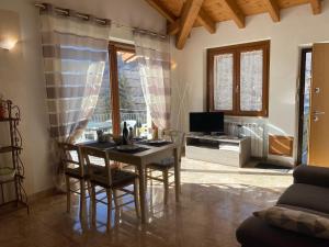 IDROVilla Carlotta C1, Balkon und phantastischer Blick的带桌椅和电视的客厅