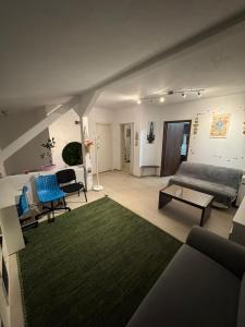 un soggiorno con divano e tappeto verde di Bucharest Residence a Bucarest