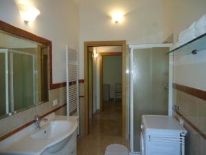 IDROVilla Carlotta C1, Balkon und phantastischer Blick的浴室里有洗手池、马桶和镜子。 更多21张照片