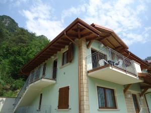 IDROVilla Carlotta C1, Balkon und phantastischer Blick的房屋设有2个阳台和屋顶