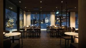 Un restaurant u otro lugar para comer en Halo Igloos Resort