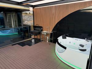 ein Badezimmer mit Badewanne, Tisch und Stühlen in der Unterkunft Capsule Mountain in Lagunillas