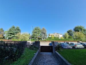 Un camino de entrada que conduce a un patio con coches aparcados. en Nyx Lilura Seriate, en Seriate