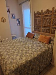 un dormitorio con una cama con dos almohadas. en Nyx Lilura Seriate, en Seriate 13 fotos más