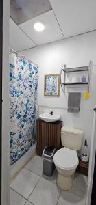 a bathroom with a toilet and a sink at Lewis's Apartamentos #32 in Puerto Viejo