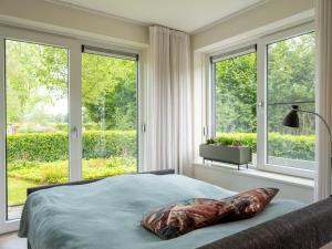 - une chambre dotée de fenêtres et d'un lit avec un oreiller dans l'établissement Sfeervolle Studio - Privéterras & Vloerverkoeling - Achterhoek, à Almen