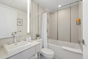 Un baño de Chic Downtown TO Studio Near Entertainment Dist