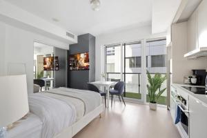 Una cocina o kitchenette en Chic Downtown TO Studio Near Entertainment Dist