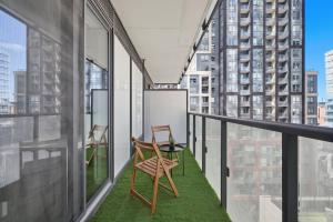 Un balcón o terraza en Chic Downtown TO Studio Near Entertainment Dist
