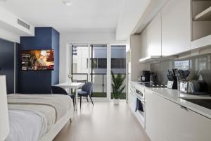 Una cocina o kitchenette en Chic Downtown TO Studio Near Entertainment Dist