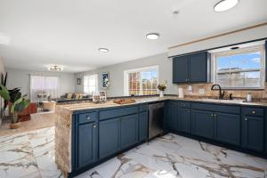 Køkken eller tekøkken på Resort-Style - Pool - Hot Tub - Loft - Game Room