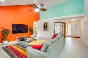 Una televisión o centro de entretenimiento en Sip, Hike, Relax! Cottonwood Home 4 Mi to Old Town