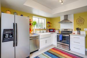 Una cocina o cocineta en Sip, Hike, Relax! Cottonwood Home 4 Mi to Old Town