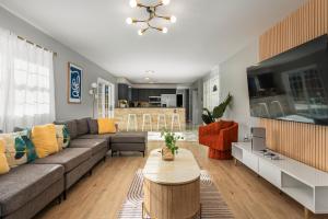 Et opholdsområde på Resort-Style - Pool - Hot Tub - Loft - Game Room