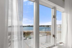 ventana grande con vistas al agua en Waterfront Private Beach Gorgeous Views, en Hyannis