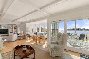 Una sala de estar con vista al agua. en Waterfront Private Beach Gorgeous Views, en Hyannis
