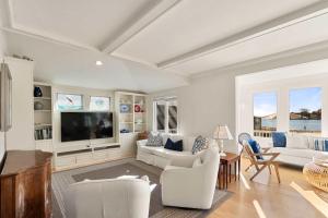 Una sala de estar con muebles blancos y un televisor de pantalla plana. en Waterfront Private Beach Gorgeous Views, en Hyannis 32 fotos más