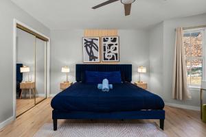 En eller flere senge i et værelse på Resort-Style - Pool - Hot Tub - Loft - Game Room + 93 billeder