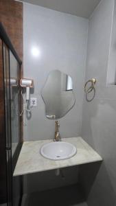 un bagno con lavandino e specchio di Suite La Bela Vista ad Angra dos Reis Altre 7 foto