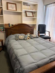 una camera da letto con un letto grande e una sedia di Departamento Centro a General Pico