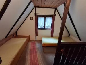 Giường trong phòng chung tại Privát Evi 166