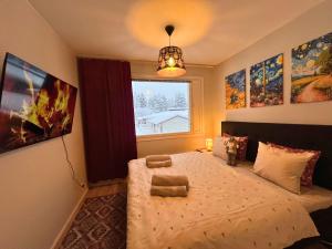 Ένα ή περισσότερα κρεβάτια σε δωμάτιο στο Arctic Warm Home