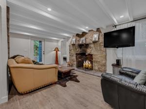 Khu vực ghế ngồi tại Lolo Bear Cabin Rustic Pets OK Mt Hood retreat