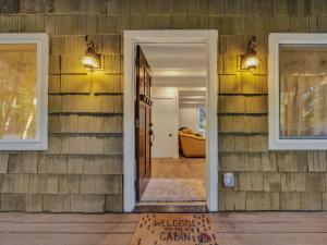 Ảnh trong thư viện ảnh của Lolo Bear Cabin Rustic Pets OK Mt Hood retreat ở Zigzag